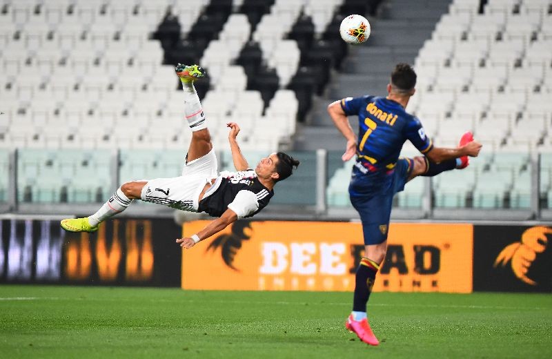 Soccer Football - Serie A - Juventus v Lecce - Allianz Stadium, Turin, Italy - June 26, 2020   Juventus' Cristiano Ronaldo shoots at goal with an overhead kick, as play resumes behind closed doors following the outbreak of the coronavirus disease (COVID-19)   REUTERS/Massimo Pinca